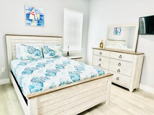 Ένα ή περισσότερα κρεβάτια σε δωμάτιο στο Brand New Tampa Oasis with Private Jacuzzi Retreat