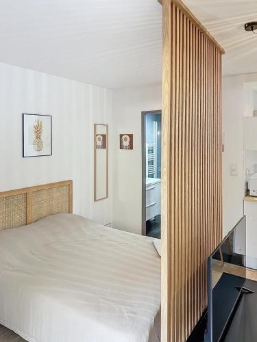 une chambre avec un lit et une table en verre dans l'établissement Appartement avec grande terrasse, à Saint-Laurent-du-Var