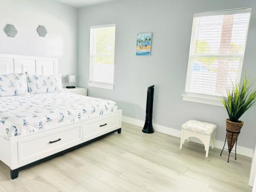 Ένα ή περισσότερα κρεβάτια σε δωμάτιο στο Brand New Tampa Oasis with Private Jacuzzi Retreat