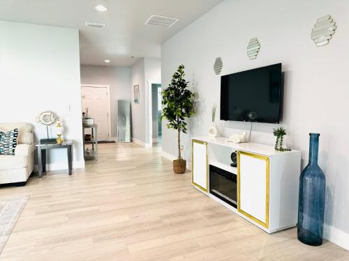 Μια τηλεόραση ή/και κέντρο ψυχαγωγίας στο Brand New Tampa Oasis with Private Jacuzzi Retreat