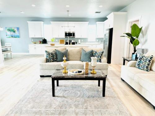 Η κουζίνα ή μικρή κουζίνα στο Brand New Tampa Oasis with Private Jacuzzi Retreat