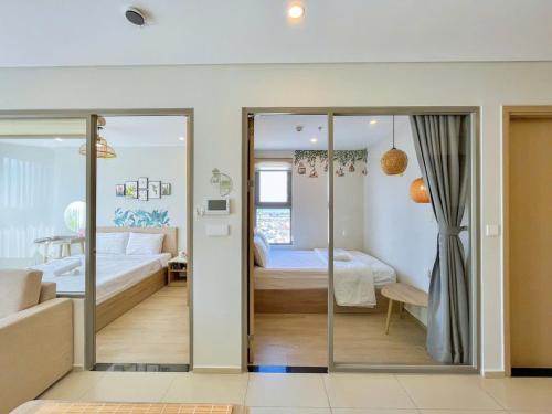 a room with two beds and a living room at The Song Luxury Apartment Vung Tau - Siêu ưu đãi chỉ có trong tuần nay in Vung Tau