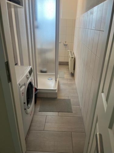 a small bathroom with a washing machine and a shower at Monteur-Pension N2 in Siemitz