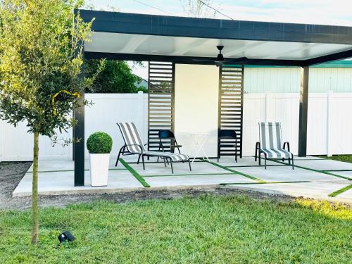Κήπος έξω από το Brand New Tampa Oasis with Private Jacuzzi Retreat