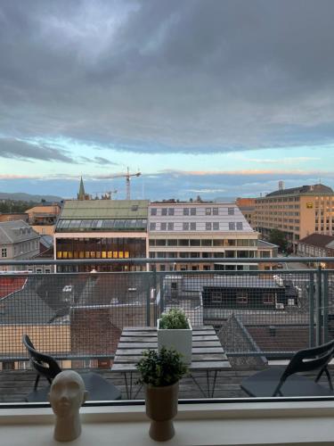 Pemandangan umum bagi Trondheim atau pemandangan bandar yang diambil dari apartmen