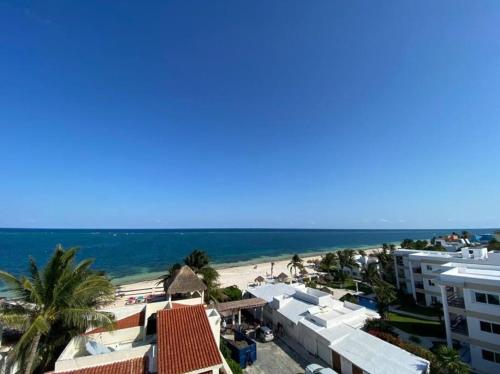 a view of the beach from the balcony of a resort at Bonita habitación con pequeña piscina a aire libre in Puerto Morelos