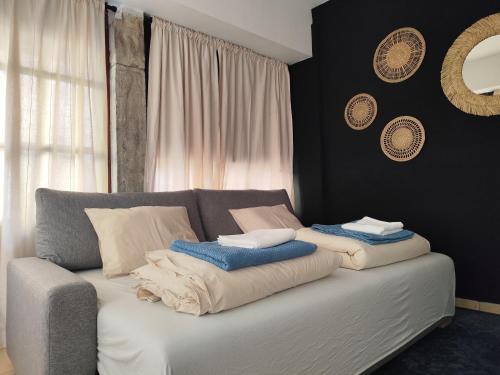 Postel nebo postele na pokoji v ubytování LiveAlbania Korçë Guesthouse