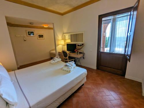 Postel nebo postele na pokoji v ubytování Saturnia Tuscany Hotel