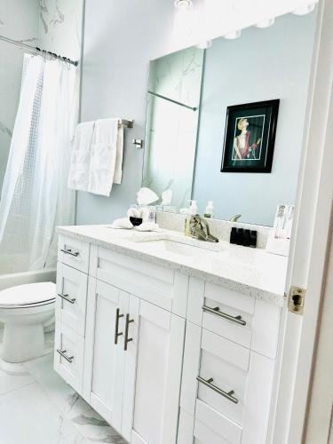 Ένα μπάνιο στο Brand New Tampa Oasis with Private Jacuzzi Retreat