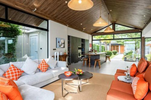 a living room with a couch and a table at 班塔莱海滨之家1号 in Koh Samui