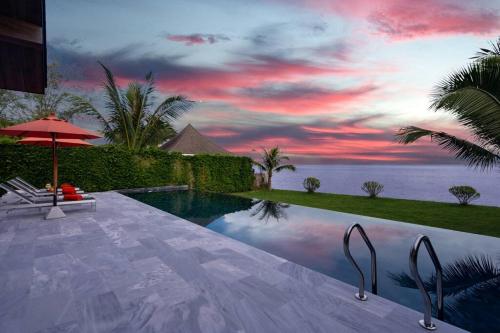 a swimming pool with a view of the ocean at 班塔莱海滨之家1号 in Koh Samui