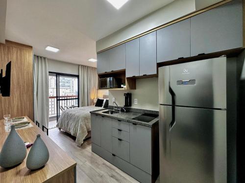 Η κουζίνα ή μικρή κουζίνα στο Studio com piscina a 1 minuto a pé do Metrô Brooklin