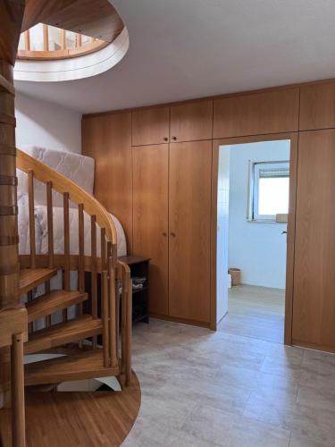 a living room with a wooden staircase in a house at Ferienhaus Allgäu in Center Parc Nähe - Stadtnah - Parkplatz - Balkon in Leutkirch im Allgäu