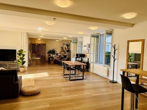 a living room with a table and chairs at Lilly o Wellness o Hideaway in Ingenbohl