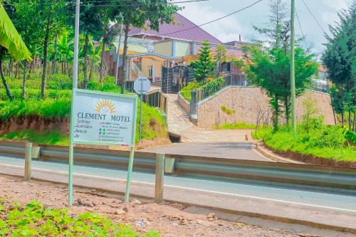 RutsiroにあるCLEMENT MOTELの道路脇の看板