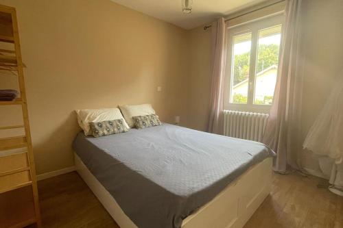 une chambre avec un grand lit avec une fenêtre dans l'établissement Maison Montauban - 3 chambres - 6 personnes, à Montauban