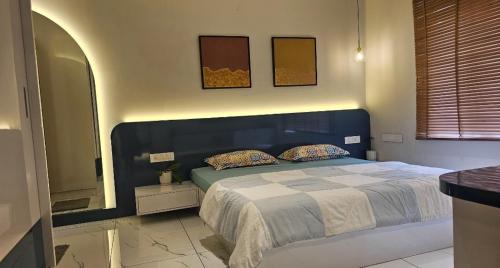 トリバンドラムにある'Savitham' Luxury Flat with Swimming Pool in Trivandrumのベッドルーム1室(青いヘッドボード付きのベッド1台付)