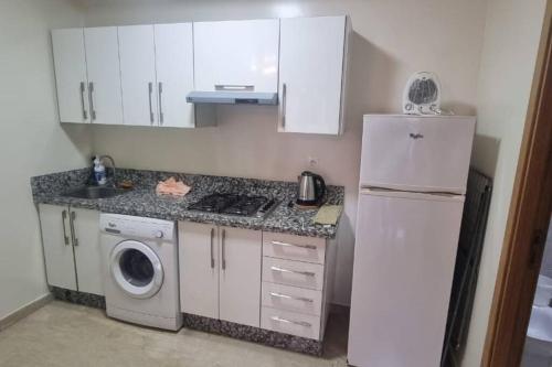Kuchyň nebo kuchyňský kout v ubytování Downtown Stay 1Br near Tramway - Parking