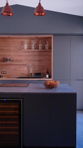 une cuisine avec un bol de fruits sur un comptoir dans l'établissement L'archeraie Magnifique Mas Provençal avec piscine, à La Penne-sur-lʼOuvèze