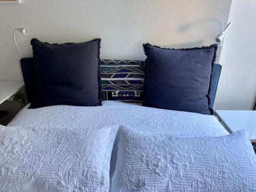 a bedroom with a bed with blue pillows at Room Art Lovers in Marmagen