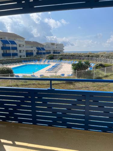- une vue sur la piscine depuis le balcon du complexe dans l'établissement APPARTEMENT VUE OCEAN ET PISCINE, à Lacanau