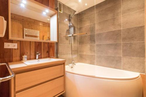 une salle de bain avec une baignoire, un lavabo et une douche dans l'établissement La belle de la Cascade 8 pers - Arcs 1600 station, à Bourg-Saint-Maurice