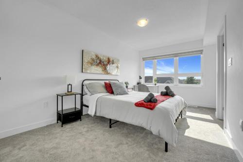 Ένα ή περισσότερα κρεβάτια σε δωμάτιο στο Posh 4 Bed Home with Backyard in Great Location