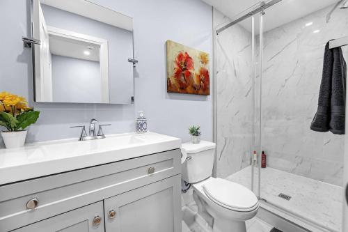 Bilik mandi di Beautiful Home Near DT GO Hospitals Waterfalls