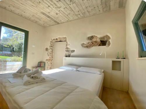 une chambre avec un grand lit blanc et une fenêtre dans l'établissement Càmamila sea view bedroom, à Finale Ligure