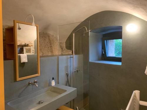 une salle de bain avec lavabo et douche dans l'établissement Càmamila sea view bedroom, à Finale Ligure