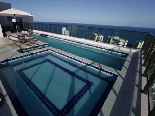 uma piscina no topo de um prédio em Beach Class Boa Viagem 4010 em Recife