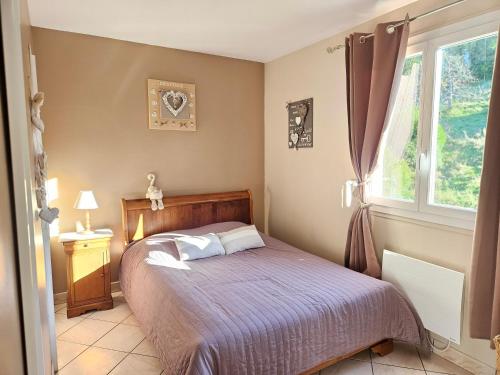 une chambre avec un lit et une fenêtre dans l'établissement Chez Fifille appartement dans Honfleur parking privé, à Honfleur