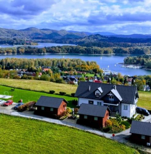 an aerial view of a home with a lake at ,,KICZARA" Pokoje nad Jeziorem Solińskińskim w Polańczyku, 601-806-454 przy Tarasie Widokowym in Polańczyk