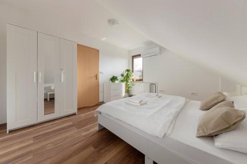 Postel nebo postele na pokoji v ubytování LOGAR Apartments