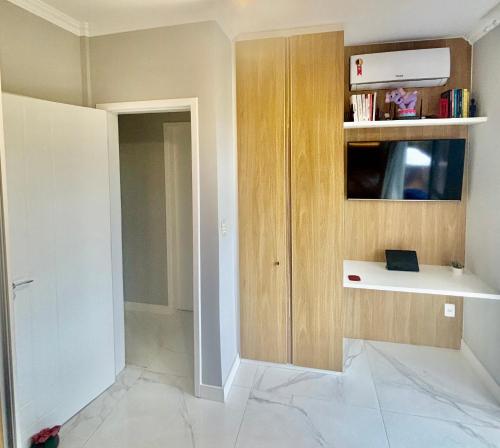 baño con encimera con ordenador portátil en Apartamento Charme Cabo Frio RJ, en Cabo Frío