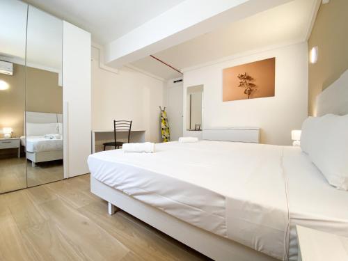a large white bedroom with a large white bed at Miami Apartments in St. Julianʼs