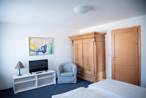 Телевизор и/или развлекательный центр в Mahlzeit - Hotel Brauhaus Weyhausen - Keramikstudio