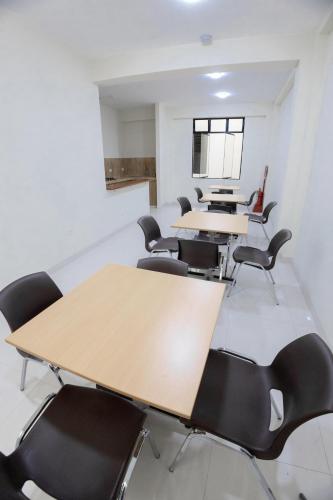 ein Klassenzimmer mit Tischen und Stühlen in einem Raum in der Unterkunft Suchiche Park in Tarapoto