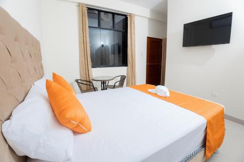 una camera da letto con un letto bianco e una finestra di Suchiche Park a Tarapoto
