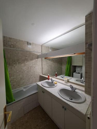 Appartement avec terrasse vue mer, parking privé