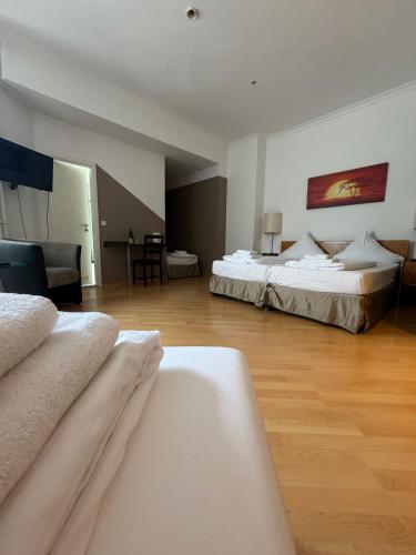 two beds in a large room with wooden floors at Erlanger Hof in Berlin