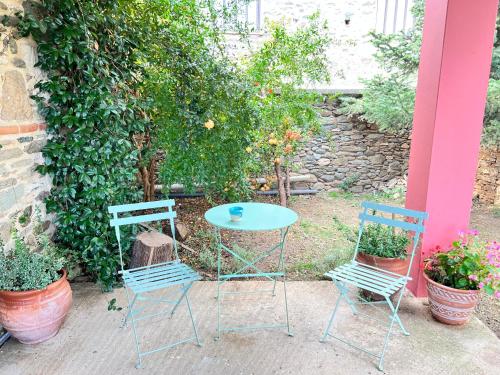 a table and two chairs and a table and some plants at Dreamy Cottage in Ayiá