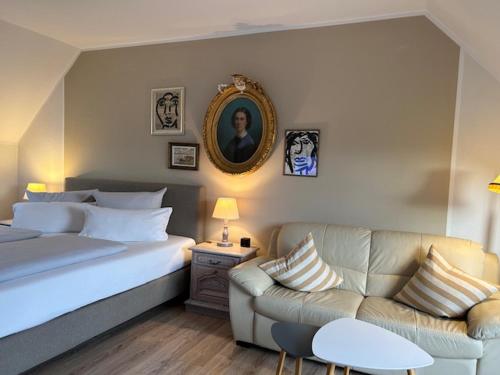 En eller flere senge i et værelse på Landhotel Rosenhof am Plauer See garni mit E-Lade Säule