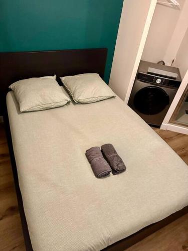 un lit avec deux oreillers dessus dans l'établissement T2 avec parking privatif, à Toulouse