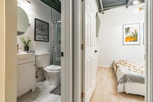 une salle de bain avec un lavabo et des toilettes et un lavabo dans l'établissement Gorgeous Villa Steps to La Jolla Cove, à San Diego