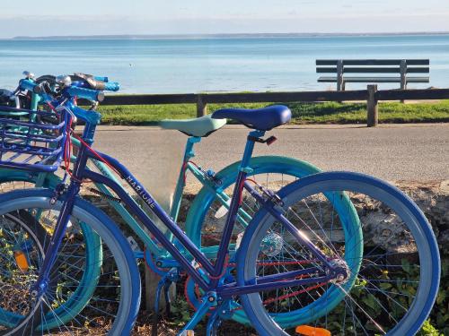 two bikes parked next to each other near the ocean at Hotel La Voilerie Cancale bord de mer in Cancale
