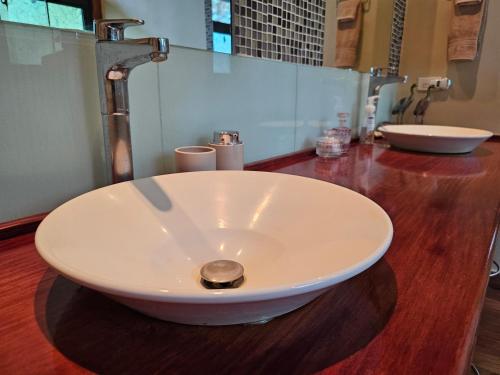 a bowl sink on a wooden counter in a bathroom at El Remanso Saboga Suites & Studios in Saboga