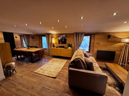 a living room with a couch and a table at Chalet Millou Beuil in Beuil