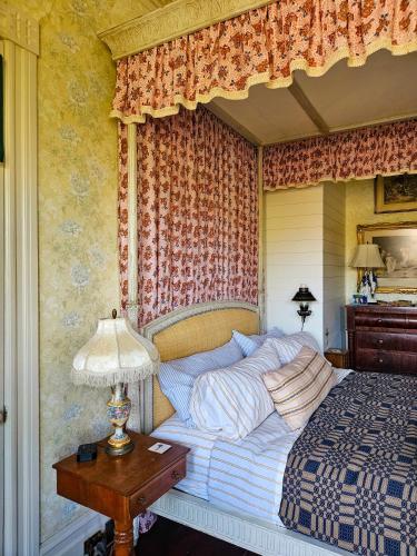 Ένα ή περισσότερα κρεβάτια σε δωμάτιο στο The JD Hyde Historic Inn