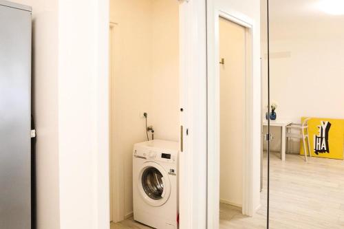a laundry room with a washing machine in a room at Udine Center Apartment in Udine